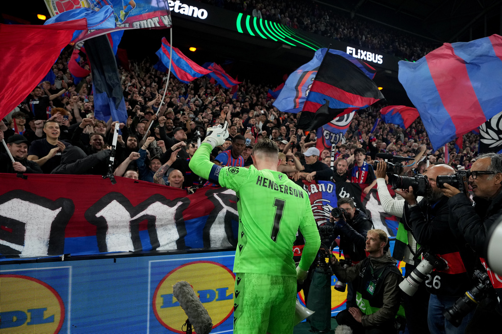 Crystal Palace's goalkeeper Dean Henderson celebrates with fans at the end of the Conference League semifinal second leg soccer match between Crystal Palace and Shakhtar Donetsk, in London, Thursday, May 7, 2026. (AP Photo/Alastair Grant)