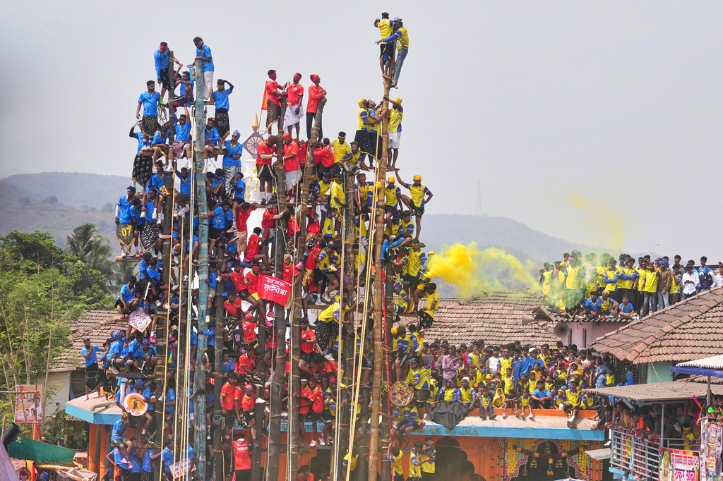 Members of the Agri-Koli community compete to erect ceremonial bamboo poles in a centuries-old annual tradition honoring the local goddess Raiba Devi, in Rave village near Mumbai, India, Friday, April 17, 2026. (AP Photo/Rafiq Maqbool)