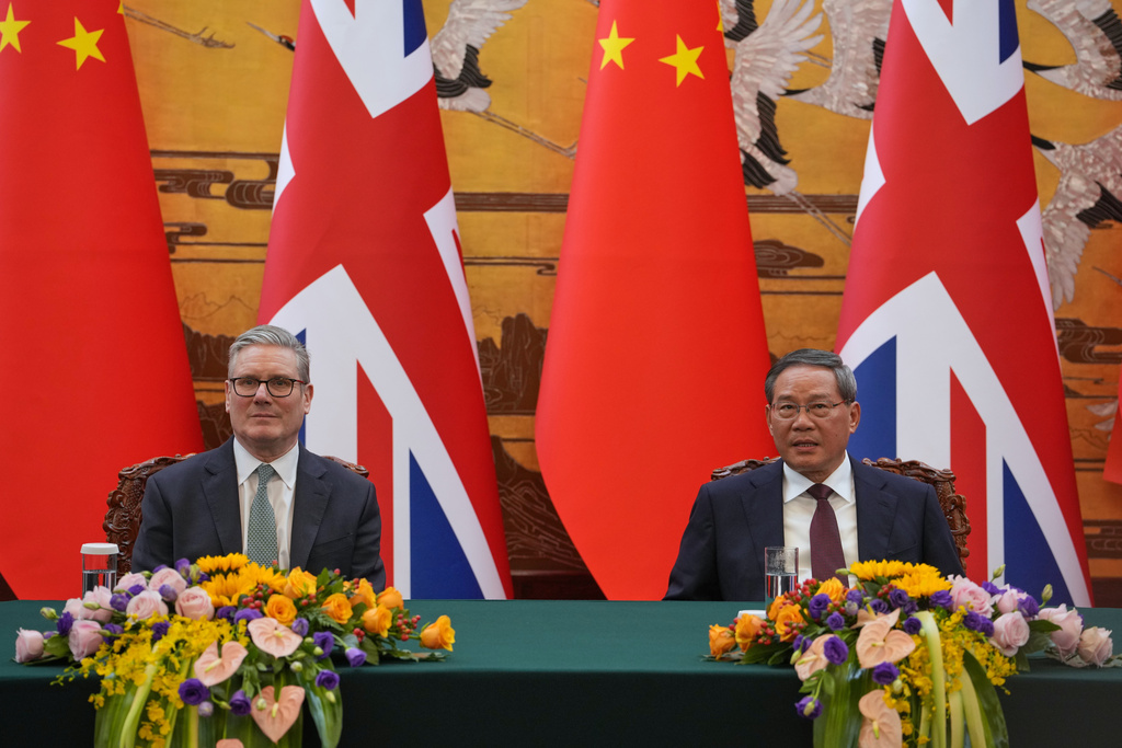 Britain's Prime Minister Keir Starmer, left and Chinese Premier Li Qiang attends a signing ceremony held at the Great Hall of the People in Beijing, China, Thursday, Jan. 29, 2026. (AP Photo/Kin Cheung, Pool)