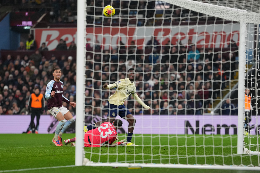 Everton's Thierno Barry scores his side's first goal during the English Premier League soccer match between Aston Villa and Everton in Birmingham, Sunday, Jan. 18, 2026.(AP Photo/Dave Shopland)