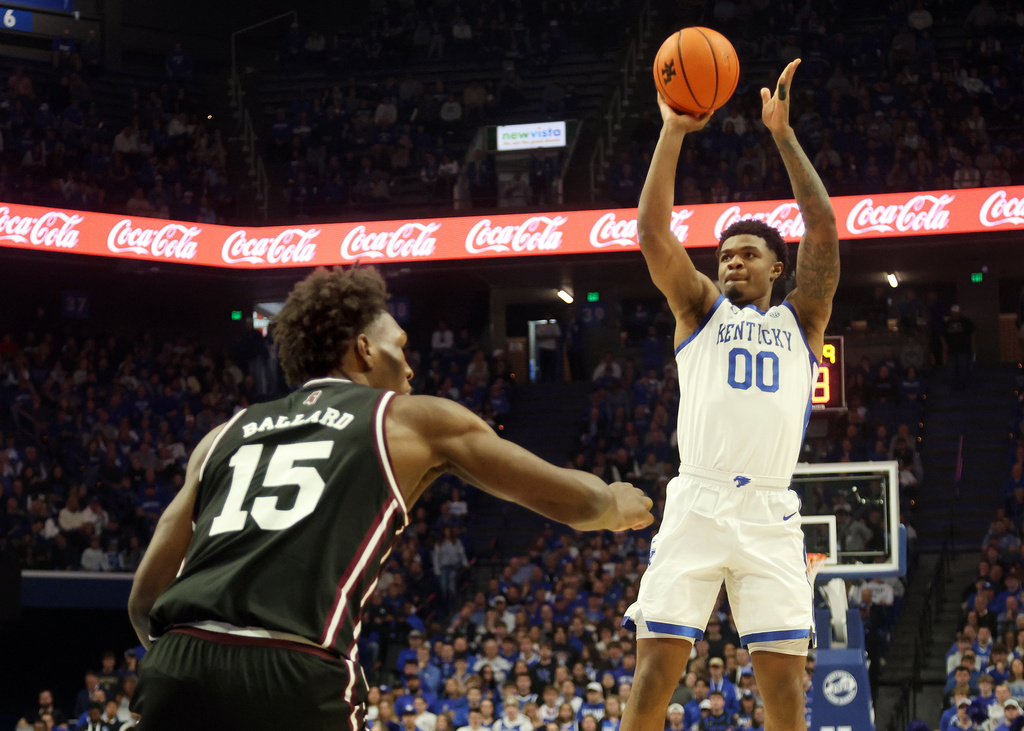 Kentucky's Otega Oweh (00) looks to shoot while defended by Mississippi State's Quincy Ballard (15) during the first half of an NCAA college basketball game in Lexington, Ky., Saturday, Jan. 10, 2026. (AP Photo/James Crisp)