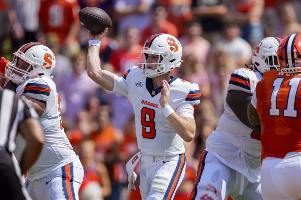 Syracuse quarterback Steve Angeli (9) passes the ball in the first half of an NCAA college football game against Clemson Saturday, Sept. 20, 2025, in Clemson, S.C. (AP Photo/Jacob Kupferman)