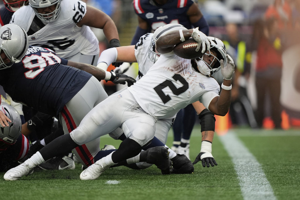 Las Vegas Raiders running back Ashton Jeanty (2) scores a touchdown against the New England Patriots during the second half of an NFL football game, Sunday, Sept. 7, 2025, in Foxborough, Mass. (AP Photo/Robert F. Bukaty)