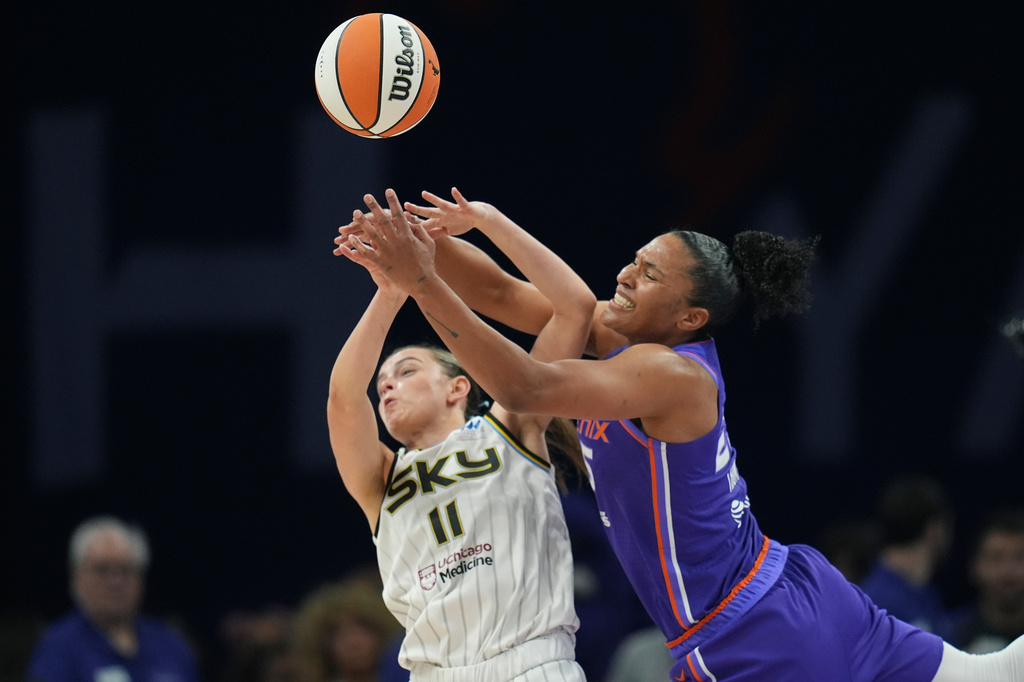 Phoenix Mercury forward Alyssa Thomas, right, battles with Chicago Sky guard Gabriela Jaquez (11) for a loose ball during the first half of a WNBA basketball game, Friday, May 15, 2026, in Phoenix. (AP Photo/Ross D. Franklin)