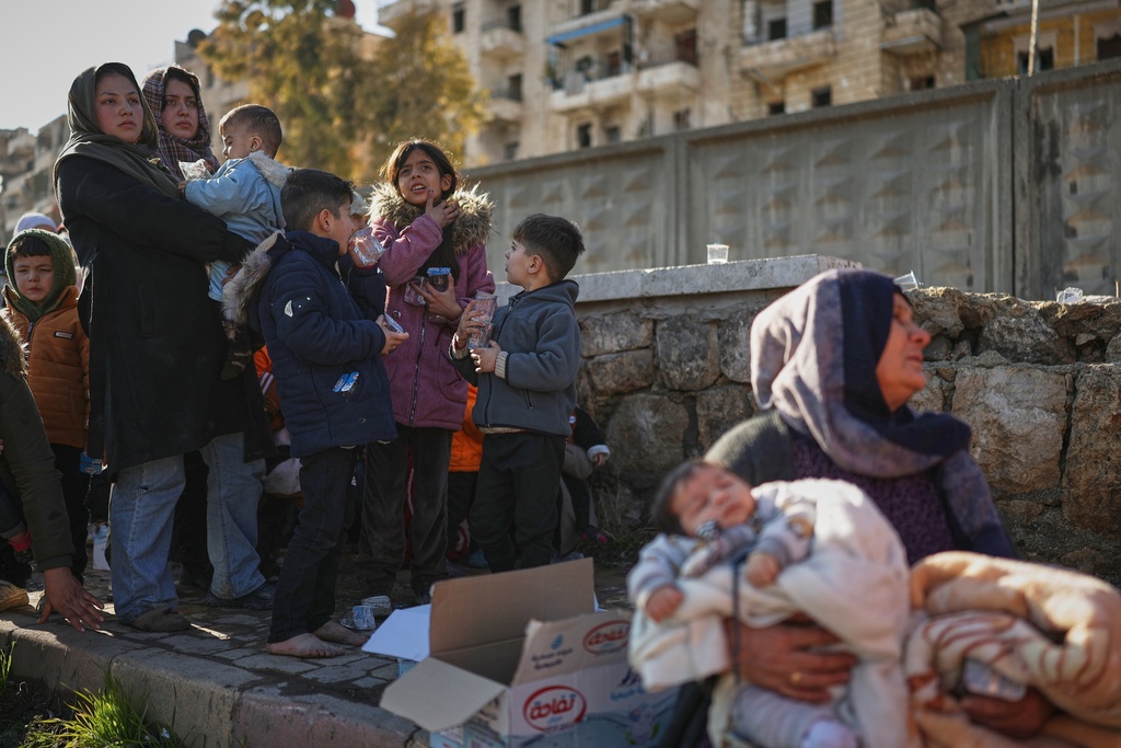 Civilians evacuate an area of the Sheikh Maqsoud neighborhood, where clashes between government forces and Kurdish fighters have been taking place in the northern city of Aleppo, Syria, Saturday, Jan. 10, 2026. (AP Photo/Ghaith Alsayed)