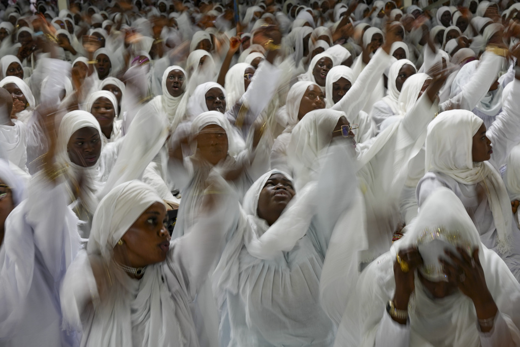 CORRECTS DATE Women sing and gesture as they mark Prophet Muhammad's birthday, known as Mawlid, in Dakar, Senegal, Friday, Sept. 5, 2025. (AP Photo/Misper Apawu)