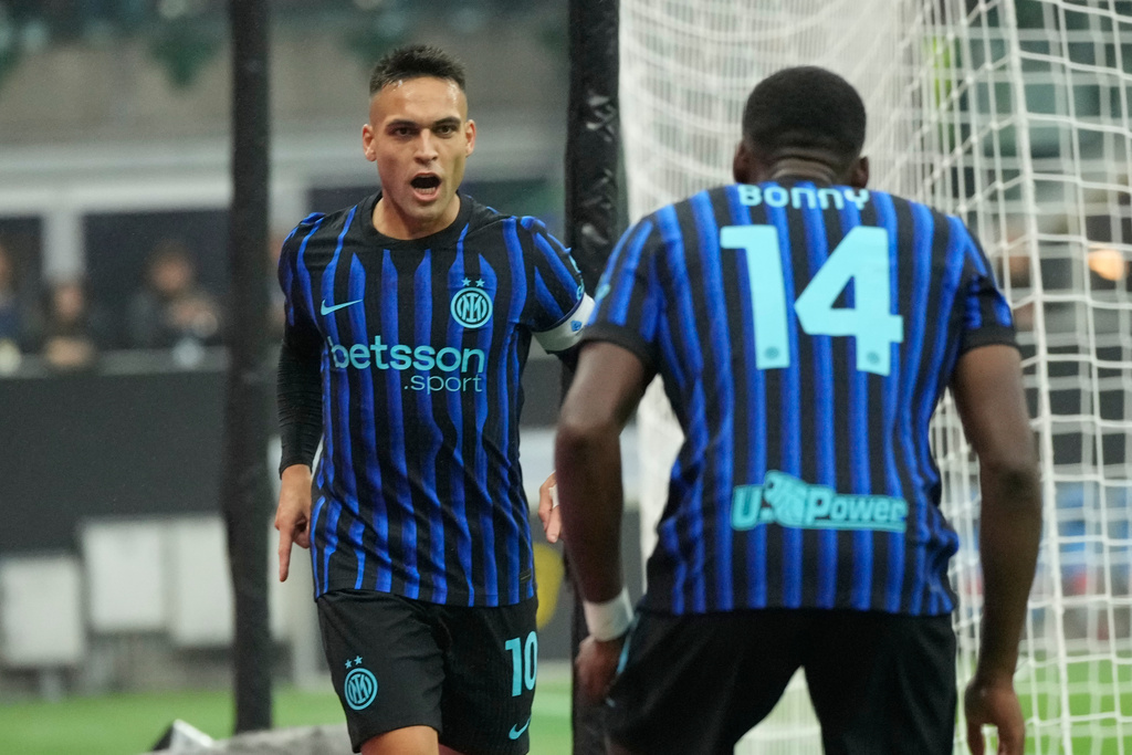Inter Milan's Lautaro Martinez, left, celebrates with Inter Milan's Ange-Yoan Bonny after scoring his side's opening goal during the Serie A soccer match between Inter Milan and Cremonese at the San Siro stadium in Milan, Italy, Saturday, Oct. 4, 2025. (AP Photo/Luca Bruno)
