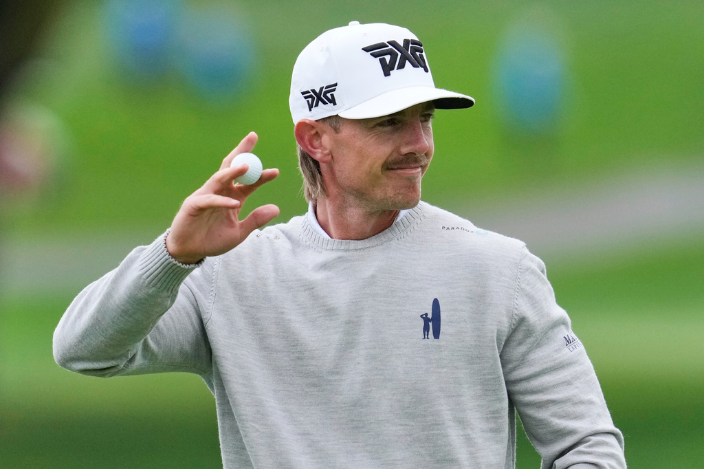 Jake Knapp waves to the gallery after making a putt on the second green at Pebble Beach Golf Links during the third round of the AT&T Pebble Beach Pro-Am golf tournament, Saturday, Feb. 14, 2026, in Pebble Beach, Calif. (AP Photo/Godofredo A. Vásquez)