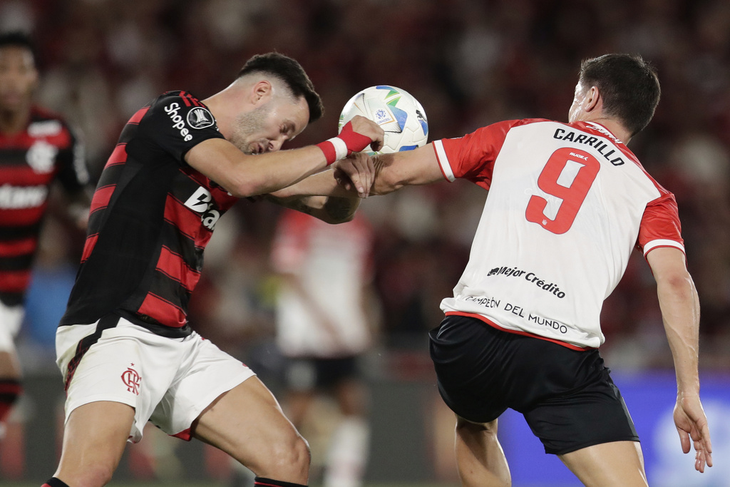 Leo Ortiz of Brazil's Flamengo, left, and Guido Carrillo of Argentina's Estudiantes de La Plata fight for the ball during a Copa Libertadores quarterfinal soccer match at Maracana stadium, in Rio de Janeiro, Thursday, Sept. 18, 2025. (AP Photo/Bruna Prado)