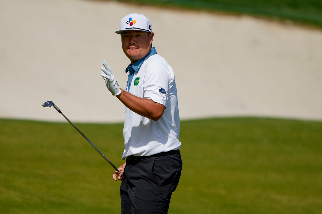 Sungjae Im, of South Korea, acknowledges the gallery on the 15th green during second round of the Truist Championship golf tournament at the Quail Hollow Club, Friday, May 8, 2026, in Charlotte, N.C. (AP Photo/Chris Carlson)