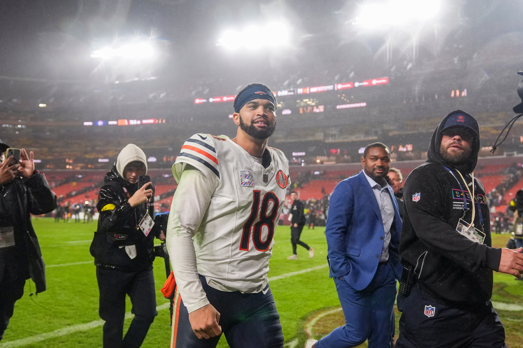 Chicago Bears quarterback Caleb Williams (18) walks off the field after an NFL football game against the Washington Commanders, Monday, Oct. 13, 2025, in Landover, Md. (AP Photo/Stephanie Scarbrough)