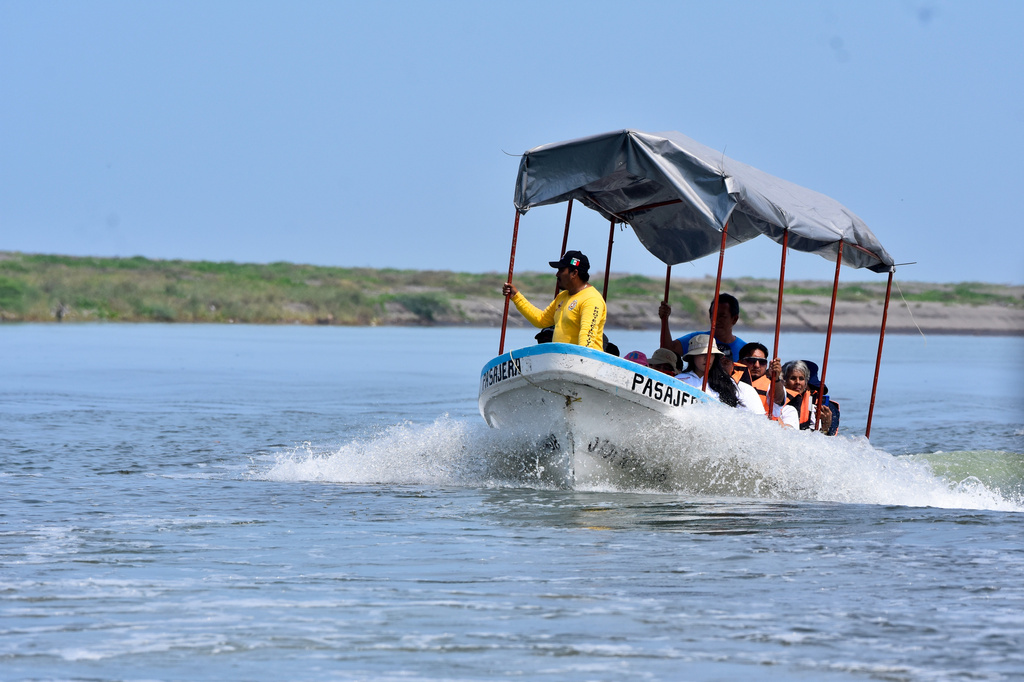 People search for migrants who vanished in late 2024 along a maritime smuggling route to the U.S., in San Jose Hueyate, Chiapas state, Mexico, Saturday, May 9, 2026. (AP Photo/Edgar H. Clemente)