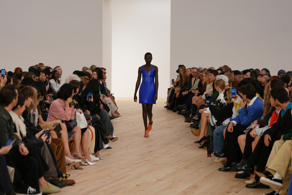 A model wears a creation as part of the Loewe Spring/Summer 2026 collection presented in Paris, Friday, Oct. 3, 2025. (AP Photo/Aurelien Morissard)