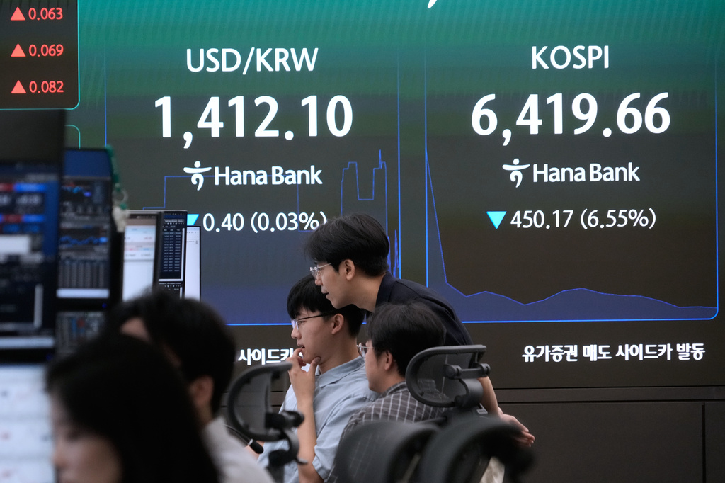 Currency traders watch monitors near a screen showing the Korea Composite Stock Price Index (KOSPI) and the foreign exchange rate between U.S. dollar and South Korean won at the foreign exchange dealing room of the Hana Bank headquarters in Seoul, South Korea, Wednesday, Aug. 19, 2026. (AP Photo/Ahn Young-joon)