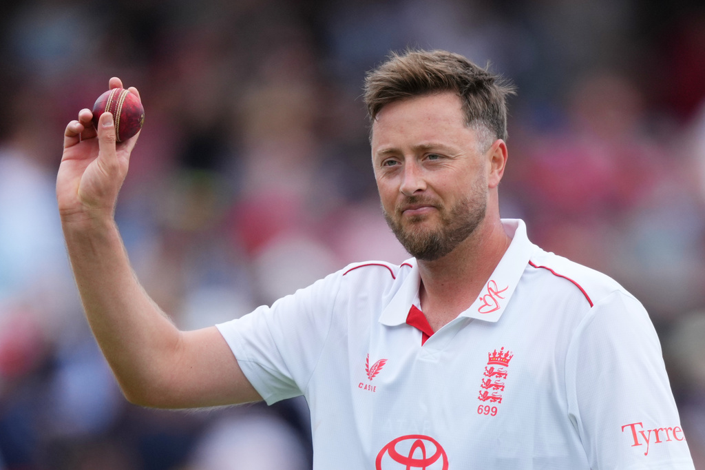 England's Ollie Robinson holds up the match ball after New Zealand are out for 113 during the second day of the test match between England and New Zealand at Lord's cricket ground in London, Friday, June 5, 2026. (AP Photo/Kirsty Wigglesworth)