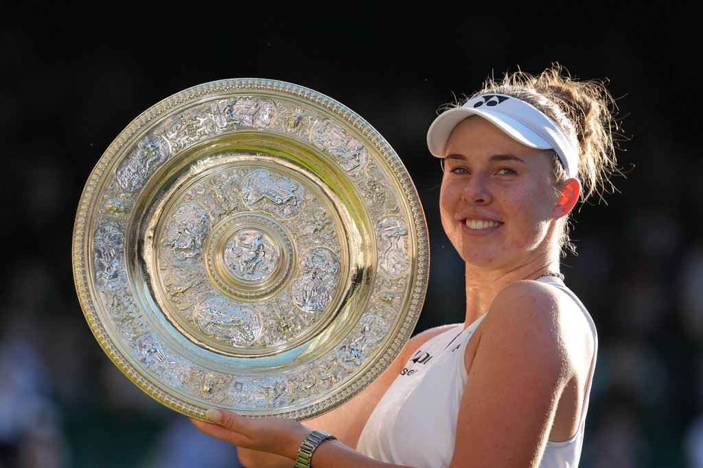 Linda Noskova of Czech Republic poses with the trophy after winning against Karolina Muchova of Czech Republic in the women's singles final at Wimbledon Tennis Championships in London, Saturday, July 11, 2026. (AP Photo/Kirsty Wigglesworth)