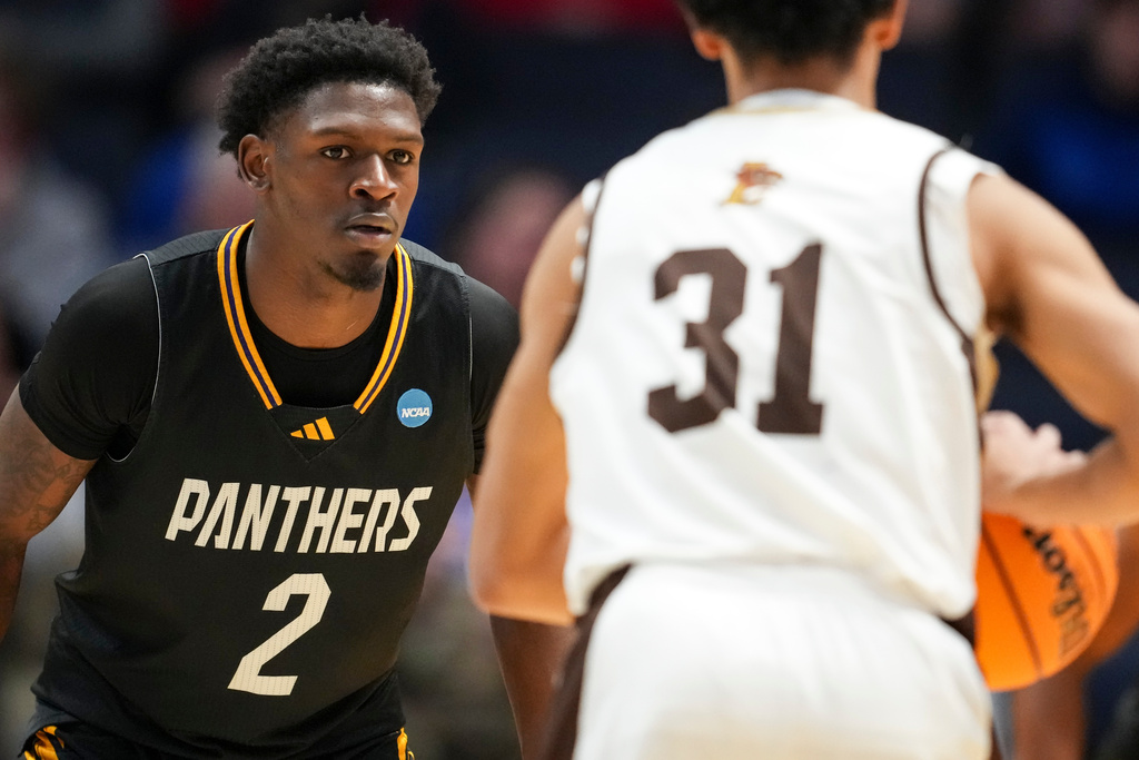 Lehigh guard Jalen Vazquez (31) controls the ball against Prairie View A&M guard Dontae Horne (2) during the first half of a First Four college basketball game in the NCAA Tournament in Dayton, Ohio, Wednesday, March 18, 2026. (AP Photo/Jeff Dean)