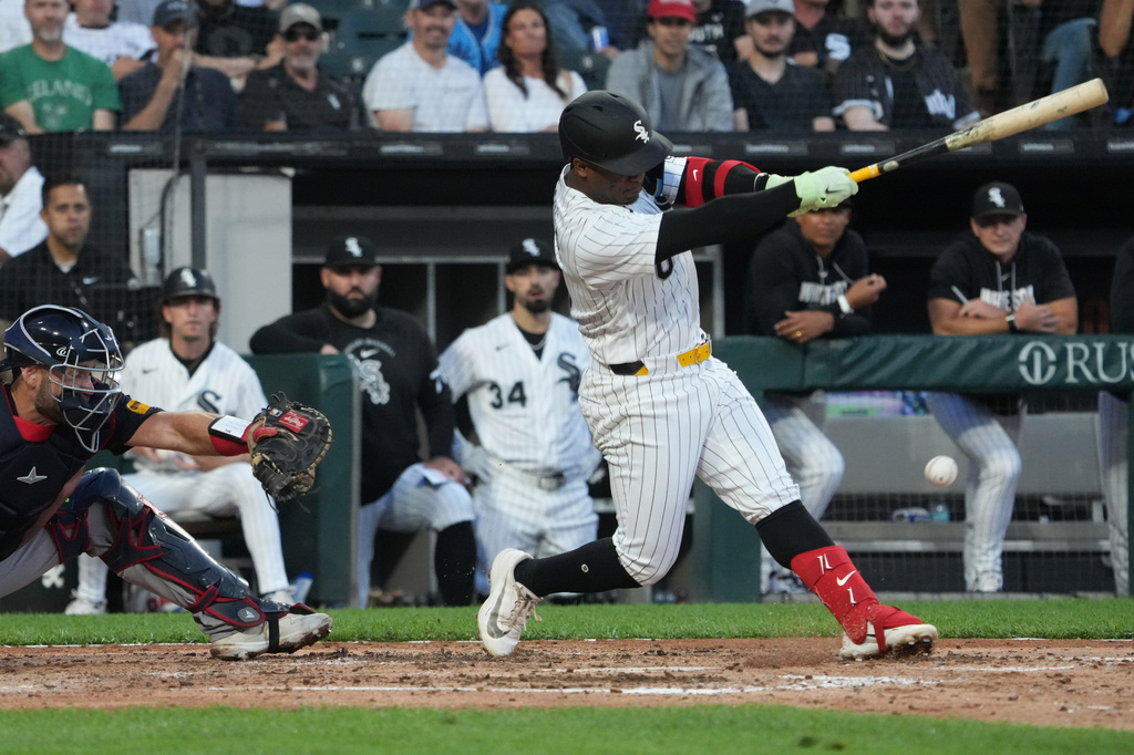 Chicago White Sox's Luisangel Acuña hits a one run fielders choice against the Atlanta Braves during the fourth inning of a baseball game, Wednesday, June 10, 2026, in Chicago. (AP Photo/David Banks)