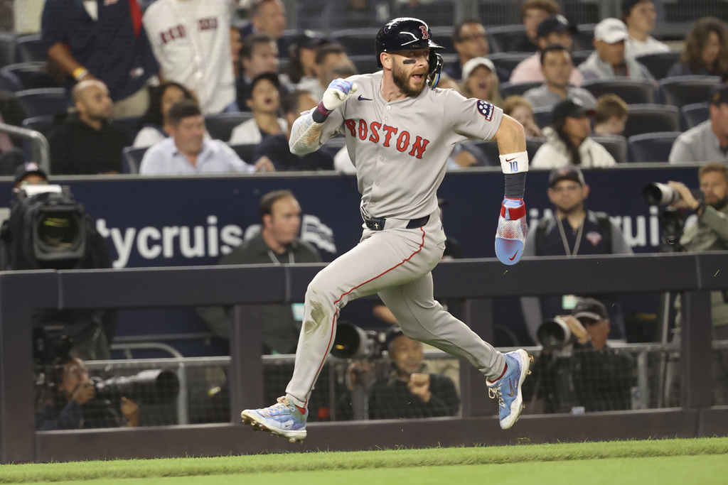Boston Red Sox's Trevor Story runs to score on a double hit by Nathaniel Lowe during the seventh inning of a baseball game against the New York Yankees, Thursday, Aug. 21, 2025, in New York. (AP Photo/Pamela Smith)