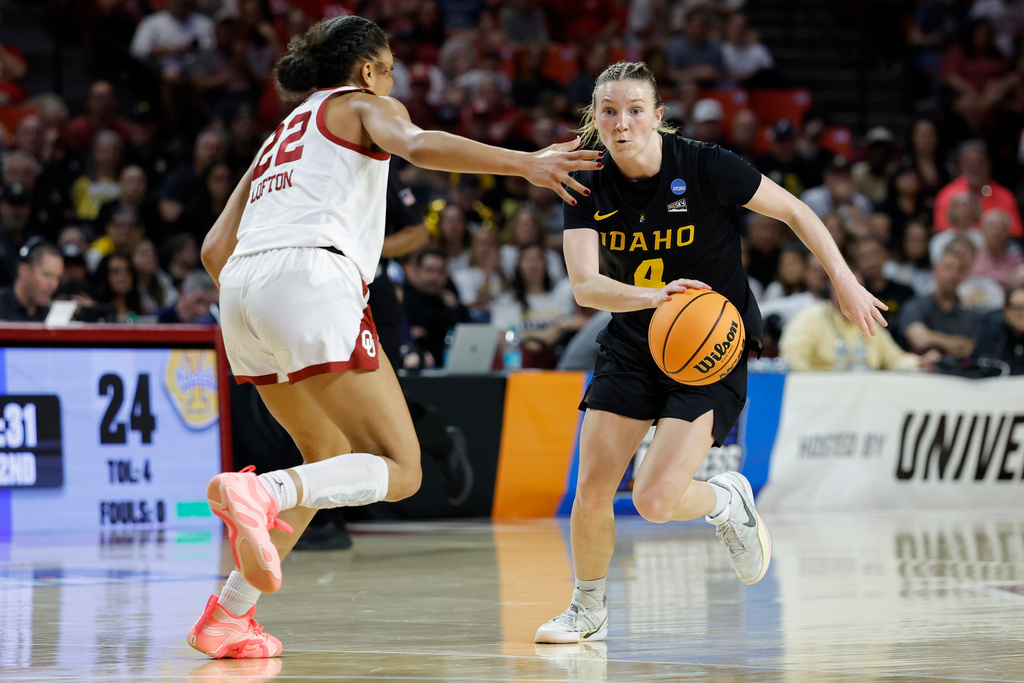 Idaho guard Hope Hassmann (4) drives against Oklahoma guard Keziah Lofton (22) during the first half in the first round of the NCAA college basketball tournament Friday, March 20, 2026, Norman, Okla. (AP Photo/Alonzo Adams)