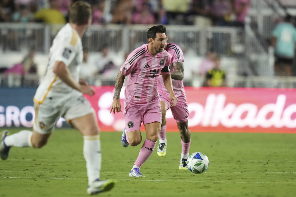 Inter Miami forward Lionel Messi, center, runs with the ball during the second half of an MLS soccer match against the Los Angeles Galaxy, Saturday, Aug. 16, 2025, in Fort Lauderdale, Fla. (AP Photo/Lynne Sladky)