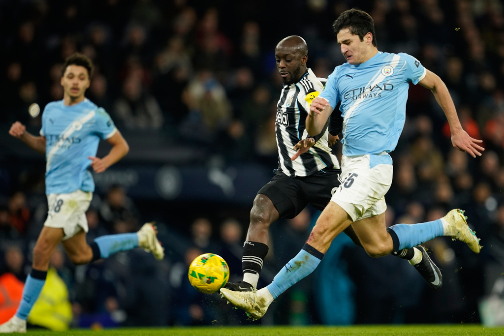 -mu9-, left, and Manchester City's Abdukodir Khusanov fight for the ball during the English League Cup semifinal soccer match soccer match between Manchester City and Newcastle in Manchester, England, Wednesday, Feb. 4, 2026. (AP Photo/Dave Thompson)