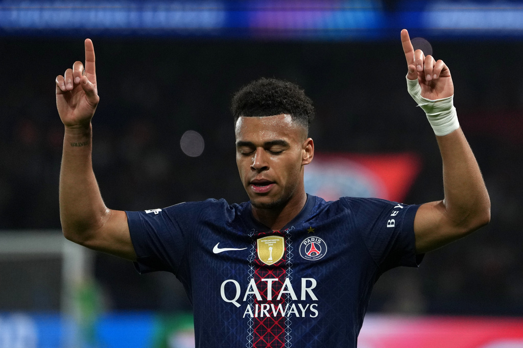 Desire Doue celebra tras marcar el primer gol del Paris Saint-Germain en la victoria 2-0 ante Liverpool en los cuartos de final de la Liga de Campeones, el miércoles 8 de abril de 2026, en París. (AP Foto/Thibault Camus)