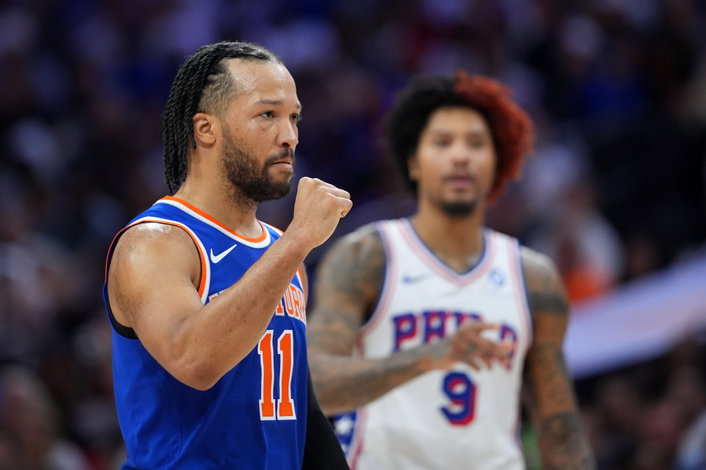 New York Knicks' Jalen Brunson, left, reacts past Philadelphia 76ers' Kelly Oubre Jr. during the first half of Game 3 in a second-round NBA basketball playoff series Friday, May 8, 2026, in Philadelphia. (AP Photo/Matt Slocum)
