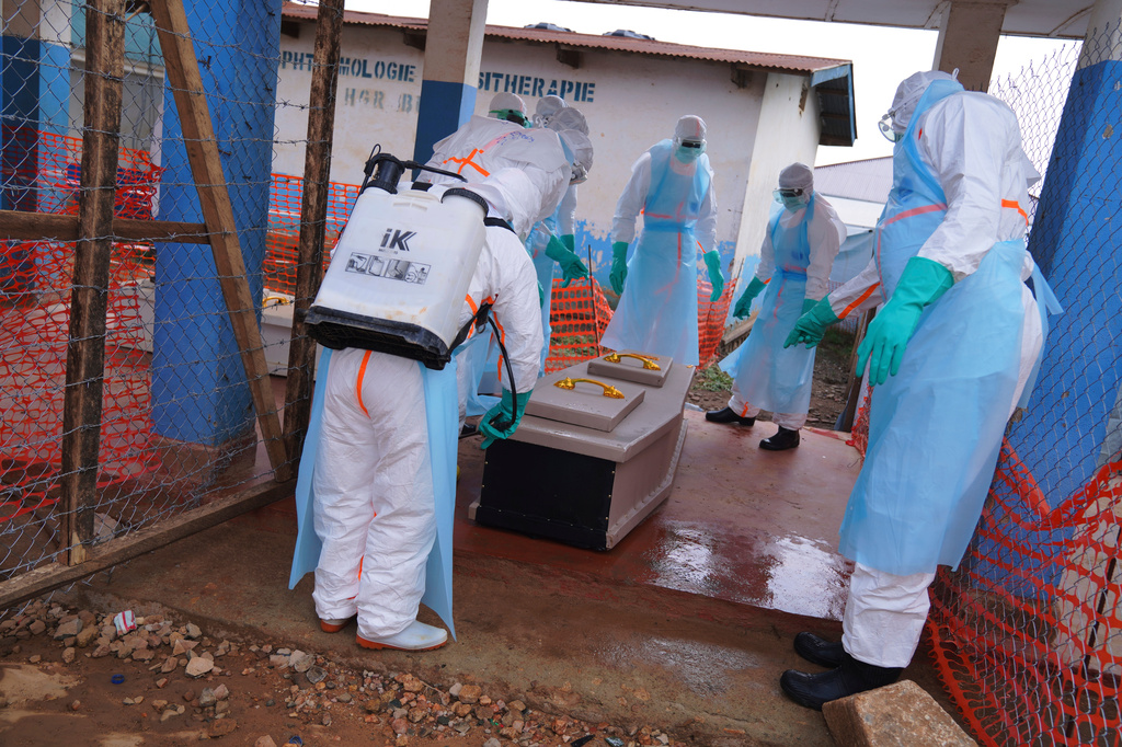 Profissionais de saúde desinfetam o caixão de uma vítima de ebola no Centro de Tratamento de Ebola do Hospital Geral de Bunia, em Ituri, Congo, quarta-feira, 22 de julho de 2026. (Foto AP/Dirole Lotsima Dieudonne)