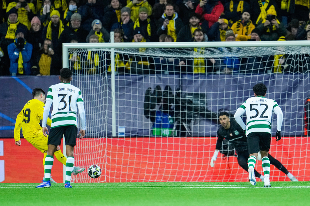 Bodo/Glimt's Sondre Brunstad Fet scores their side's first goal of the game from the penalty spot during the Champions League soccer match between Bodo/Glimt and Sporting Lisbon, in Bodo, Norway, Wednesday March 11, 2026. (Fredrik Varfjell/NTB Scanpix via AP)