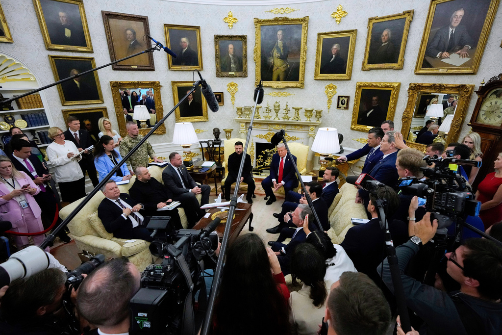 U.S. President Donald Trump speaks with Ukraine's President Volodymyr Zelenskyy in the Oval Office of the White House in Washington, Aug. 18, 2025. (AP Photo/Julia Demaree Nikhinson, File)