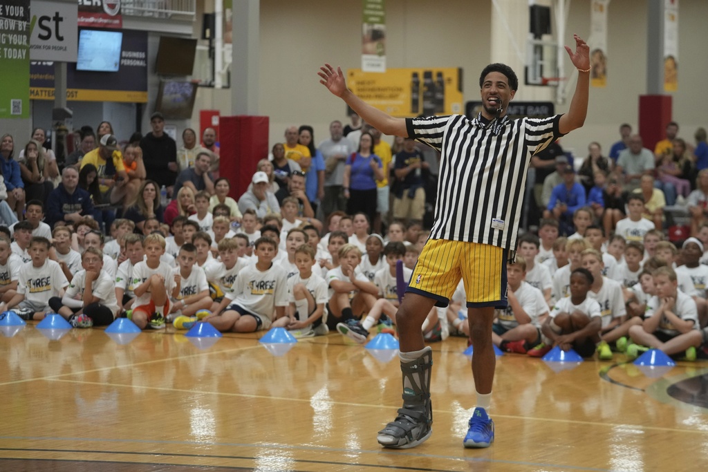 Indiana Pacers' Tyrese Haliburton watches a scrimmage during his basketball camp at the Indiana Pacers Athletic Center, Saturday, Aug. 23, 2025, in Westfield, Ind. (AP Photo/Darron Cummings)