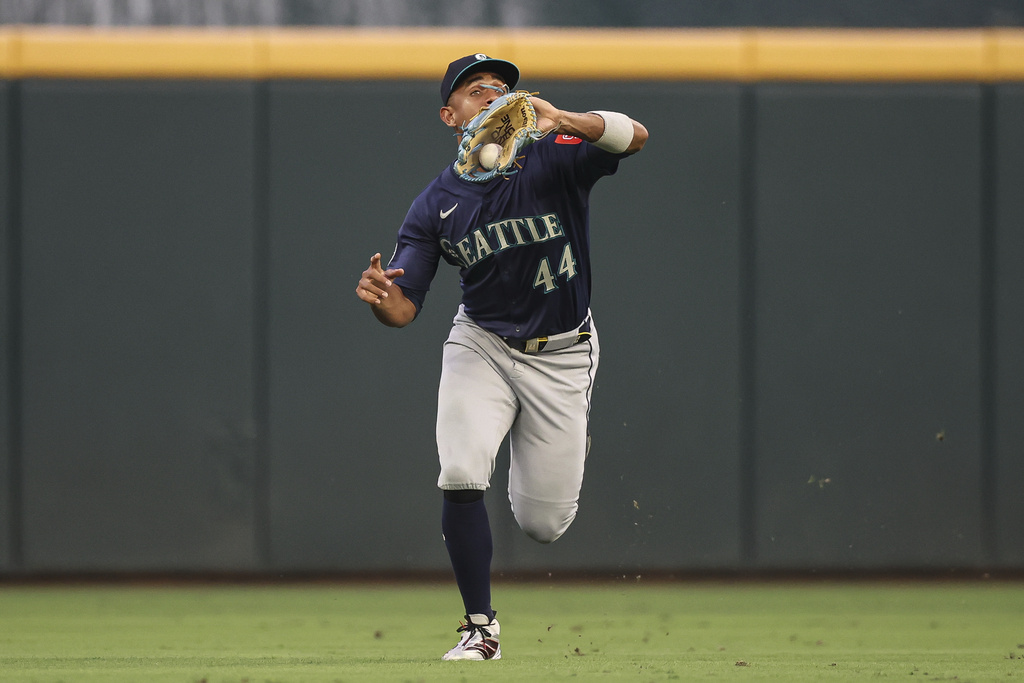 Seattle Mariners outfielder Julio Rodríguez makes a catch in the second inning of a baseball game against the Atlanta Braves, Friday, Sept. 5, 2025, in Atlanta. (AP Photo/Colin Hubbard)