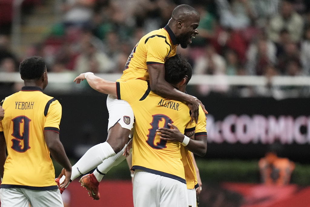 Ecuador's Jordy Alcivar (8) is congratulated after scoring his side's first goal from the penalty spot against Mexico during a friendly soccer match at Akron stadium in Guadalajara, Mexico, Tuesday, Oct. 14, 2025. (AP Photo/Eduardo Verdugo)
