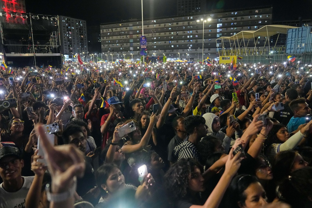 Venezuela fans celebrate their country's win against the United States in the championship match of the World Baseball Classic a day prior, in Caracas, Venezuela, Wednesday, March 18, 2026. (AP Photo/Ariana Cubillos)