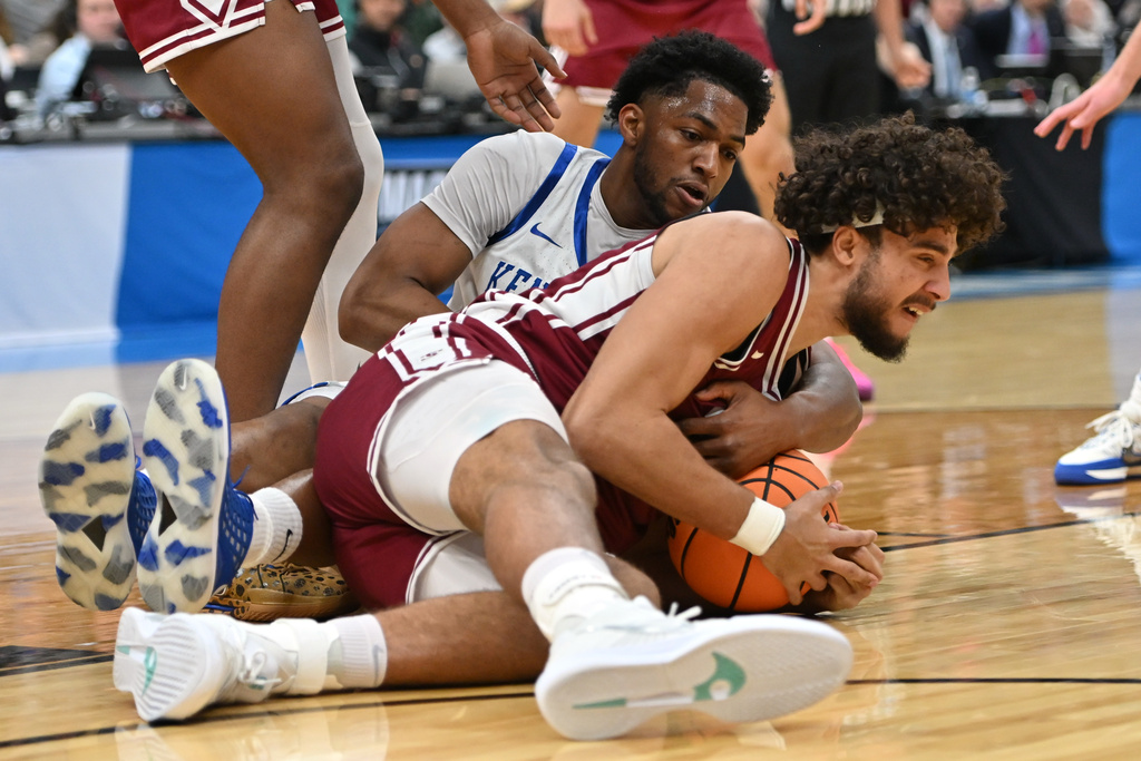 Santa Clara's Allen Graves, right, and Kentucky's Mouhamed Dioubate, left, battle for the ball during the first half in the first round of the NCAA college basketball tournament, Friday, March 20, 2026, in St. Louis. (AP Photo/Ali Overstreet)
