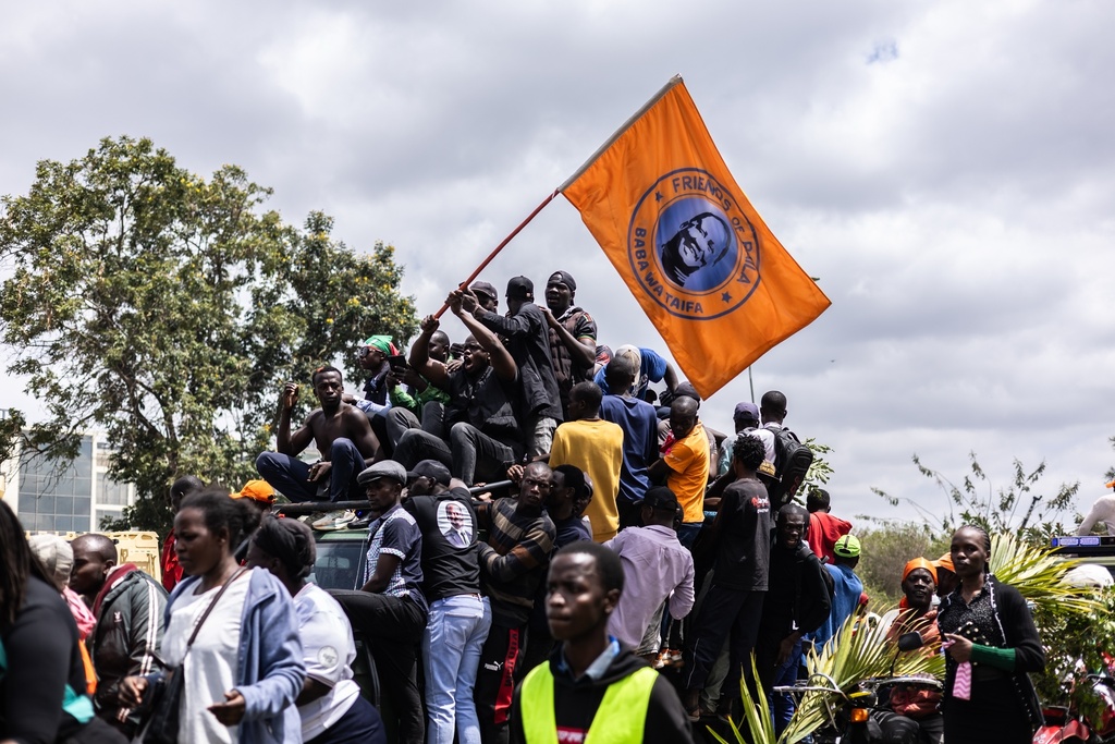 Mourners gather for the arrival of the body of Kenya's former Prime Minister Raila Odinga arrives in Nairobi, Kenya, a day after he died in India, Thursday, Oct. 16, 2025. (AP Photo/Samson Otieno)