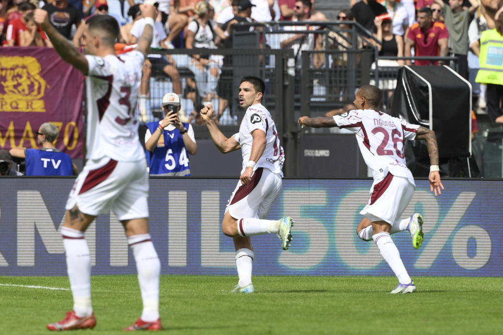 Torino's Giovanni Simeone, centre, celebrates after scoring their side's opening goal of the game during the Serie A soccer match between AS Roma and Torino FC at the Rome's Olympic stadium, Italy, Sunday Sept. 14, 2025. (Fabrizio Corradetti/LaPresse via AP)