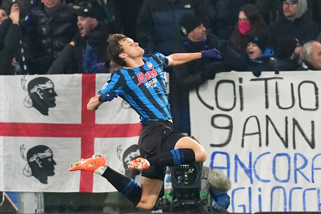 Atalanta's Giorgio Scalvini celebrates scoring during the Serie A soccer match between Atalanta and Roma in Bergamo, Italy, Saturday Jan. 3, 2026. (Spada/LaPresse via AP)