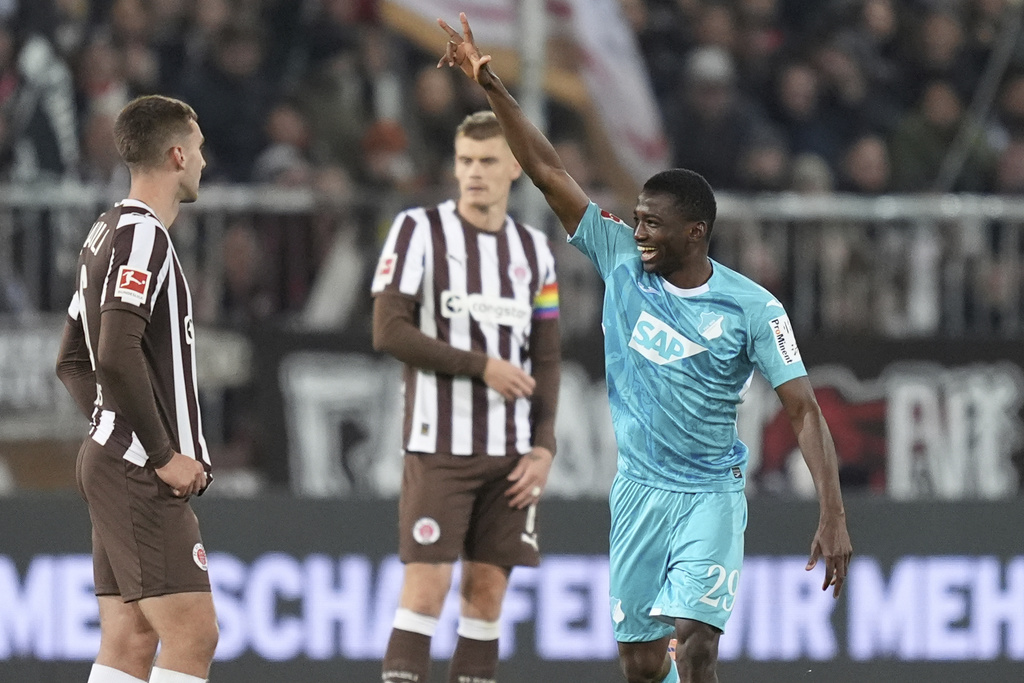 Hoffenheim's Bazoumana Toure, right, celebrates scoring during the Bundesliga soccer match between FC St. Pauli and TSG 1899 Hoffenheim in Hamburg, Germany, Sunday Oct. 19, 2025. (Marcus Brandt/dpa via AP)