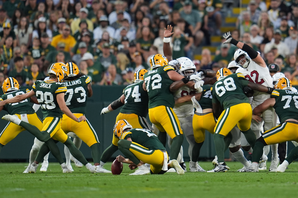 Green Bay Packers place kicker Trey Smack kicks a field goal during the first half of a preseason NFL football game against the Arizona Cardinals Friday, Aug. 28, 2026, in Green Bay, Wis. (AP Photo/Abbie Parr)