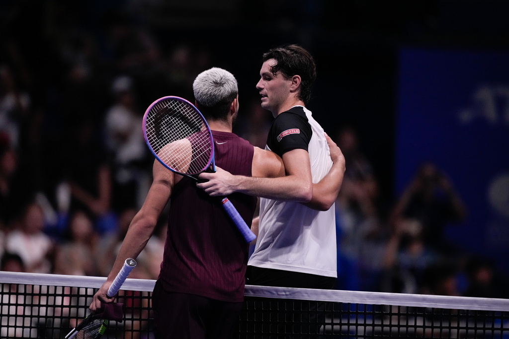 United States' Taylor Fritz, right, right, congratulated Spain's Carlos Alcaraz after the men's final match at the Tokyo ATP 500 tennis tournament at Ariake Coliseum, in Tokyo, Japan, Tuesday, Sept. 30, 2025. (AP Photo/Louise Delmotte)