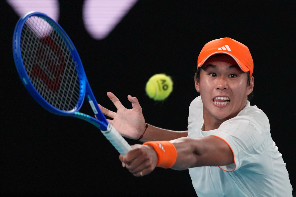 Learner Tien of the U.S. plays a backhand return to Alexander Zverev of Germany during their quarterfinal match at the Australian Open tennis championship in Melbourne, Australia, Tuesday, Jan. 27, 2026. (AP Photo/Dar Yasin)