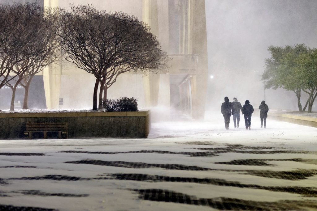 Fans leave in the snow from the ice hockey game between the Norfolk Admirals and the Trois-Rivières Lions at Scope Arena in Norfolk, Va., on Saturday, Jan. 31, 2026. (Peter Casey/The Virginian-Pilot via AP)