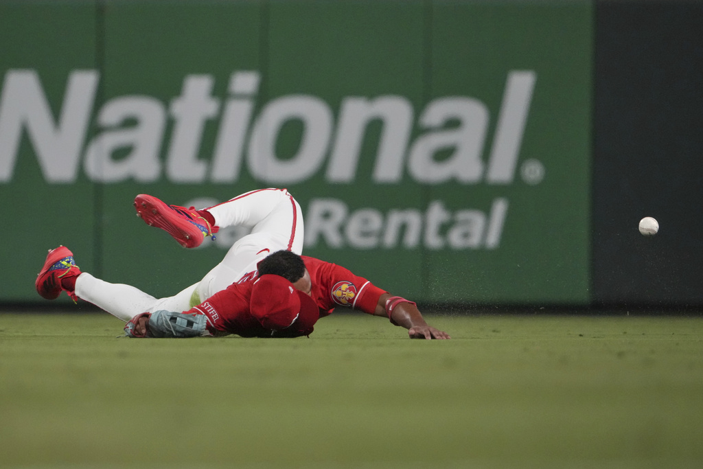 St. Louis Cardinals center fielder Victor Scott II is unable to catch a single by San Francisco Giants' Matt Chapman during the seventh inning of a baseball game Friday, Sept. 5, 2025, in St. Louis. (AP Photo/Jeff Roberson)
