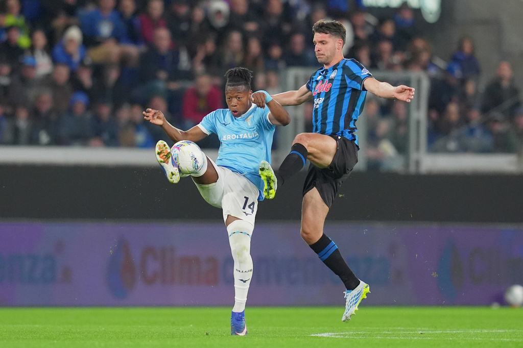 Atalanta's Berat Djimsiti, right, battles for the ball with Lazio's Tijjani Noslin during the Italian Cup soccer match between Atalanta and Lazio, Wednesday, April 22 , 2026, in Bergamo, Italy. (Spada/LaPresse via AP)