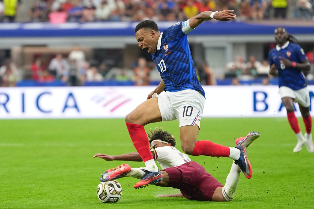 Spain's Lamine Yamal and France's Kylian Mbappe (10) vie for the ball during a World Cup semifinal soccer match in Arlington, Texas, near Dallas, Tuesday, July 14, 2026. (AP Photo/Julio Cortez)