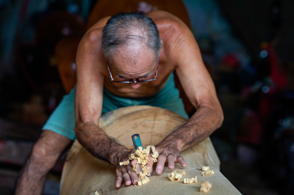 Goh Khuay Par works on a Mei Hua coffin at his family's workshop in Muar, Malaysia, Thursday, Sept. 3, 2026. (AP Photo/Vincent Thian)