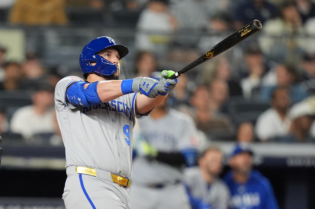 Kansas City Royals' Vinnie Pasquantino hits a home run during the eighth inning of a baseball game against the New York Yankees Friday, April 17, 2026, in New York. (AP Photo/Frank Franklin II)