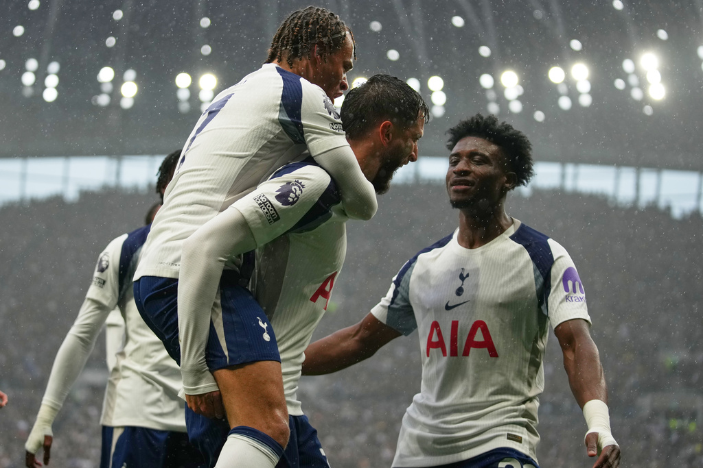 Tottenham's Rodrigo Bentancur, center, celebrates scoring with teammate during the English Premier League soccer match between Tottenham Hotspur and Aston Villa in London, Sunday, Oct. 19, 2025. (AP Photo/Joanna Chan)